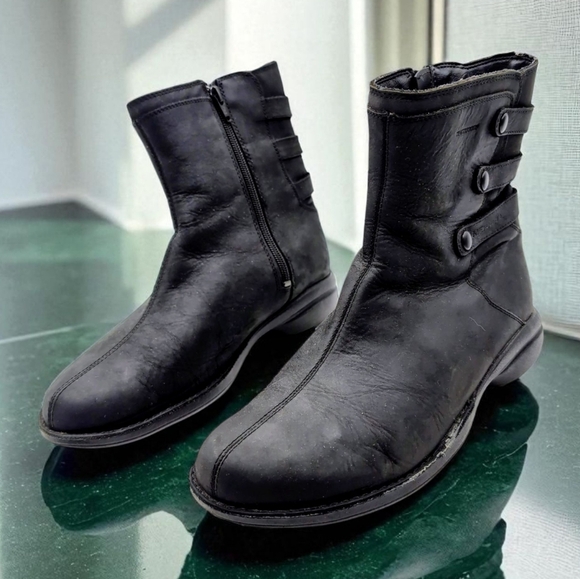 Merrell Black Leather Sz 10 Rain Boots with Rugged Design - Picture 1 of 9